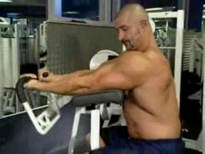 Сгибание рук в тренажере