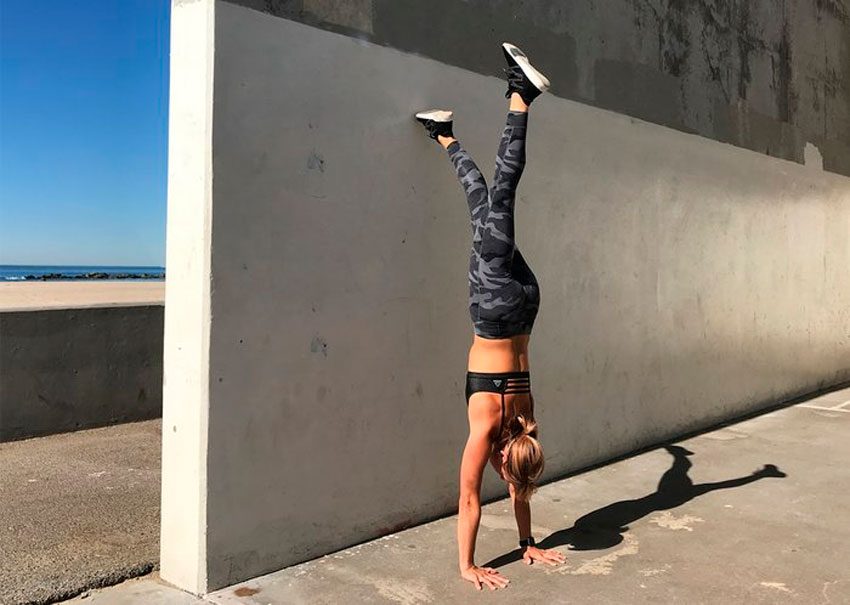 Упражнения у стены для развития баланса